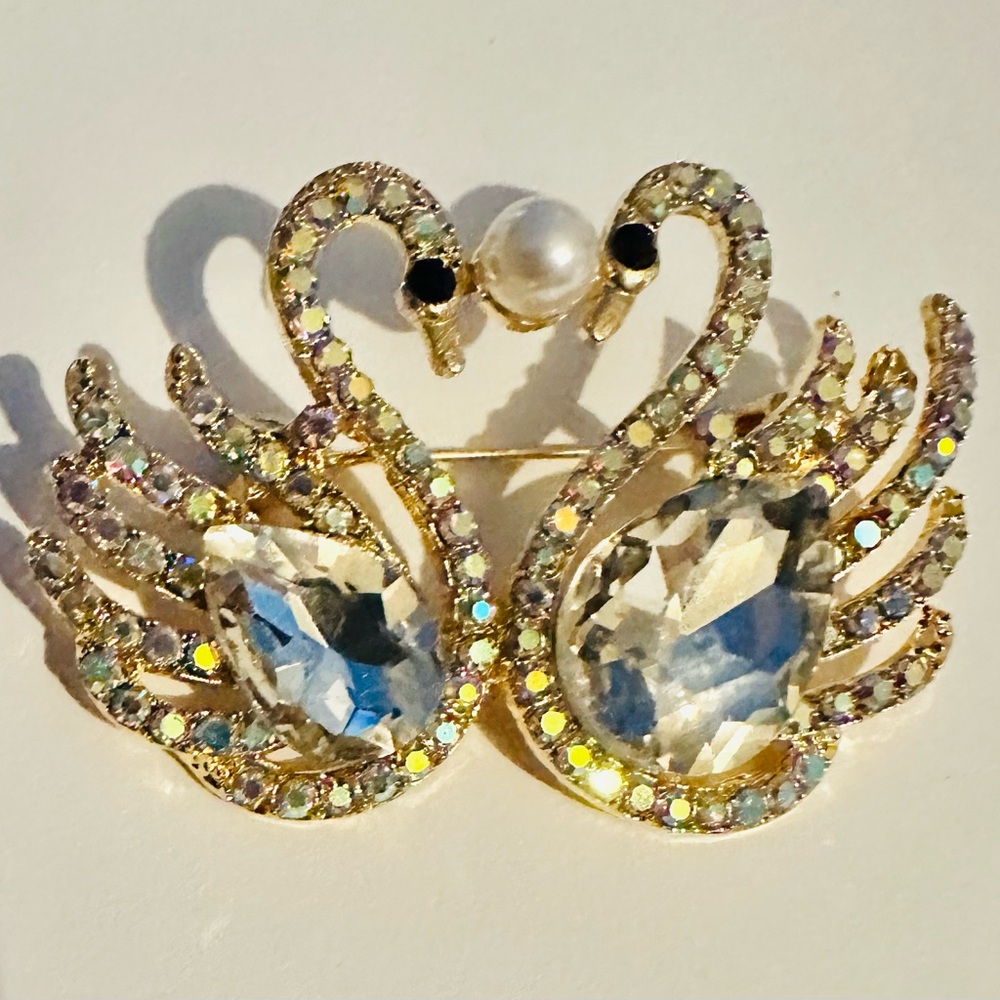 Elegant Gold and Rhinestone Swan Brooch
